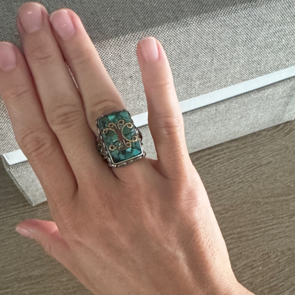 Antique Elegant Silver and Turquoise Ring